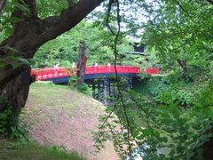 大手門口から弘前城公園に入り、広～い並木道の続く市民広場を歩きます。

その中濠に架かる朱色の鮮やかな「杉の大橋」を渡ります。
何故、杉か知ってます？、いざと言う時に燃やすからだそうです。