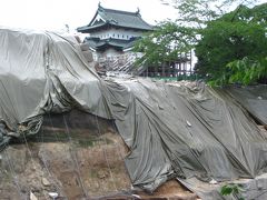 工事現場から望む仮天守台の「３層天守閣」、
何と言っても東北地方では江戸時代から残る唯一の天守閣ですからね！、

でも、築当初は５層天守閣だったそいうで、現在の天守閣は９代藩主寧親の治世に築かれたものです。