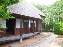 その奥にひっそりと佇むのは「旧梅田住宅」、

家屋内は天井が無い造り小屋組みの為、その質素ぶりがよく伺えます。
当主はの知行百石の武士であったようです。