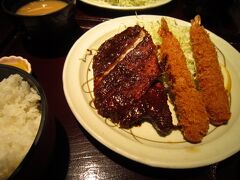 遅めの昼食はJR名古屋駅にある、
「キッチンなごや」で名古屋の名物がてんこもりの定食。
味噌カツと大きなエビフライ。