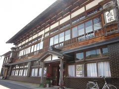 鶴の湯を囲む位置に在るのは「こうじや・飯塚旅館」、

元は”客舎飯塚”で創業は明治（客舎後藤に次ぐ）、現在の家屋は大正期に建てられたものですが、どっしりとした重厚感は力強さを感じます。