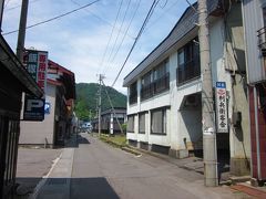 通り沿いには所々が空き地のままで目立ちます～、

外観が余りにもアパートぽいので見過ごしてしまいそうな「利兵衛客舎」、
客舎と言うイメージが似合わないのですが、民宿ともありました。