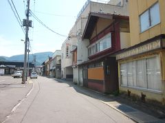 鶴の湯の駐車場の通りをぶらぶら歩きます～、

右手は三浦旅館で鉄筋４階建てのごく普通の旅館で、客舎ではないです。
この他にファミリー温泉山賊館と合わせて５軒のみの営業でした。