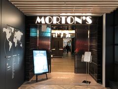 東京・丸の内 日比谷『二重橋スクエア』2F【Morton's The Steakhouse】

2018年11月8日に日本初上陸したアメリカ・シカゴ発の
老舗ステーキハウス【モートンズ ザ ステーキハウス】丸の内の
エントランスの写真。

米国でモートンズのステーキをいただいたことがあります。

＜営業時間＞
月曜～日曜・祝日
LUNCH　 11:00～15:30(L.O.14:30)
DINNER　17:00～23:30(L.O.22:30)

http://mortons-jp.com/