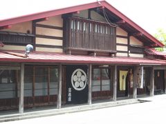 向かいに構えるは「高橋家住宅」、宝暦年間に建築された２７０年以上も経っている商家とは凄いの一言！です。

大きな家紋の暖簾は”梅鉢”、梅鉢と言えば菅原道真と同じですね？…、
今は喫茶店として見学も出来るそうですよ。