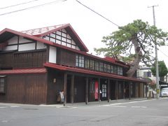 交差点角に建つ「松の湯交流館」、

元は江戸時代に建てられた旅籠、その後は銭湯に転業しましが平成5年に閉館、
平成２７年に街のラウンドマークとして誰もが自由に使用出来る休憩所・案内所として生まれ変わったそうです。