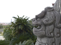 那覇空港到着。
飛行機降りた瞬間、空気が生暖かい。
コートいらないどころか、パーカーもいらない。

石垣島までの飛行機乗り継ぎまでの時間を利用して首里城に向かう。
ゆいレールに乗って、終点の首里駅まで。
乗る人がやはり沖縄らしい顔の人ばかりで、ちょっとした異国感。

首里城、思ったよりも大きい。
有名な守礼門もちゃんとしているし、全然がっかり観光地じゃないよ！
いわゆる日本の城とは違った造りで、近世までは別の国だったということがよくわかる。

一通り首里城をまわったところで、ちょうど時間。
那覇空港までとってかえす。記念にゆいカードだけ作る。
