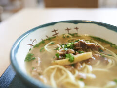 再び飛行機で石垣島へ。
国内で1人で飛行機乗るのも初だけど、飛行機の乗換も初。
小さめの飛行機で1時間ほど。
そう考えると、同じ沖縄県とはいえ、距離があることが分かる。

石垣空港到着後、空港内でそばを食べる。
空港からレンタカーを借りる予定が、いまいち場所が分からない。
と思ったら意外と離れていた。