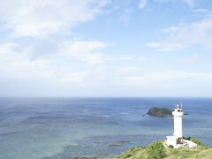 ナビを設定しないまま出発したら、まんまと逆方向。
Uターンするに出来ない一本道で困る。
どうにか戻って石垣島の北方面へ。まずは玉取崎展望台。

展望台から海が一望出来た。水平線が見えるどころか、ちゃんとまるく見える。そして眺めはいいんだけど、風が強い。

続いて平久保岬。
うねうねした道を進んでいった、ホントに島の先端。灯台。
岩山にのぼってみたりしたが、やはり風が強くて飛ばされそうになる。