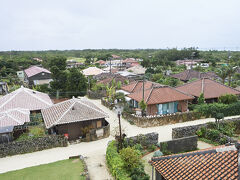 竹富島。
港から集落へ徒歩10分くらい。
集落はいわゆる赤瓦。舗装されていない道に水牛車が通るのが素敵。

元は櫓？だった展望台で集落を一望。階段急すぎてこわい。
観光地化されているとはいえ、実際に住んでいる人の暮らしが垣間見れる。