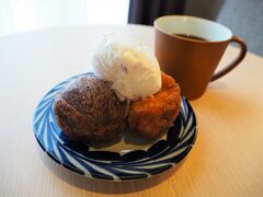 おはようございます。３日目です。夜中からものすごい雨の音・・・お昼ごろまでは豪雨のようです (>_<)
朝食は、のうれんプラザにある「ラ・クンチーナ」さんでフルーツサンドイッチを食べたかったのですが、１０分以上歩いて行けるような状況ではないので断念。初日に松原屋製菓で購入したサーターアンダギーを電子レンジで温めて、ちんすこうアイスをのせていただきます！ パイナップルのサーターアンダギーおいしーい！ 

夫が１１時ごろに那覇空港に着く予定なので、迎えに行くために出かける用意をしていたら大雨洪水警報が。う～ん、南部ドライブは無理でしょ～、冠水してるってニュースでもやってるし。というか、景色も楽しめないし、観光施設も開いてなさそう・・・ということで、今日は何しよう？