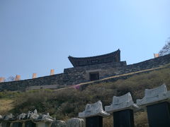 世界遺産　公山城

【公州にある公山城は、朝鮮三国時代の百済の時代に造られた城郭。百済の文周王が475年に現在のソウルから首都を移してから64年の間、都を守る役割を果たしました。城内に各時代別に多くの遺跡や遺物が残っており、すぐそばに錦江が流れています。2015年に百済歴史遺跡地区としてユネスコ世界文化遺産に指定されました。】

