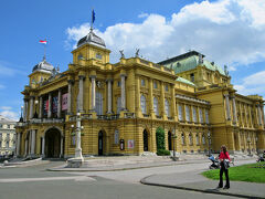クロアチア共和国広場に建つ、19世紀末に建造されたクロアチア国立劇場。