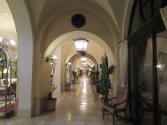 ６月２５日午後８時半過ぎ。
ホテル日航アリビラ名物の回廊。暗くなると一段と落ち着いた雰囲気になります。