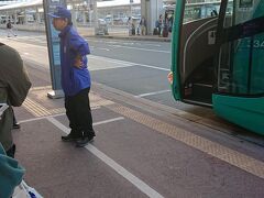 落ち着いた所で移動しますか。　徳島までの飛行機には乗継がぎりぎりでしたので川崎で一泊することにしました。　東京駅まで格安バスで移動です。　予約も無で並んだ順でOKでした。　￥１，０００－　は安いですね。　・・・さっきまでのセレブな気分は吹き飛びましたｗ