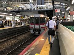 乗ってきた列車を撮り忘れ、次に来た特急を撮ってみた。