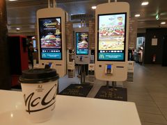 マックカフェのコーヒー1ユーロで休憩。

さて、エリアAに戻ろうとしたら、手荷物検査を通らないと入れない。
あれ・・やっぱり出てはいけない場所を出て、エリアBに行ってしまった？
