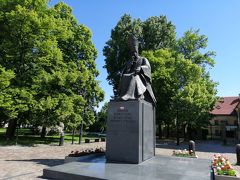 銅像が続きます。

ヴィジトキ教会の前の、ステファン・ヴィシンスキ像。

