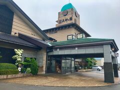 福井駅のロッカーで荷物を出してから芦原温泉駅に列車で移動

丸岡城も見たかったけど列車からは見えませんでした

駅にホテルバスでお迎えに来てもらいましたが

非常に愛想の悪いオジサン ドライバーでした

天神の湯があるホテルです