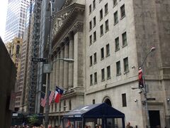 世界の金融の中心地、ウォール街ですね。
右に見えますのはニューヨーク証券取引所でゴザイマス。