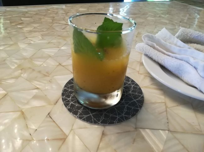 冷たいお絞りに<br /><br />ウエルカムドリンク<br /><br />色々とご説明を聞きながらチェックインを致します。<br />その後、お部屋に案内していただきました。<br /><br />思った通り大型ホテルなので、部屋数もめちゃくちゃ多いですね。<br />私達のお部屋は海に近い棟でしたので、ロビーからは結構歩きます。