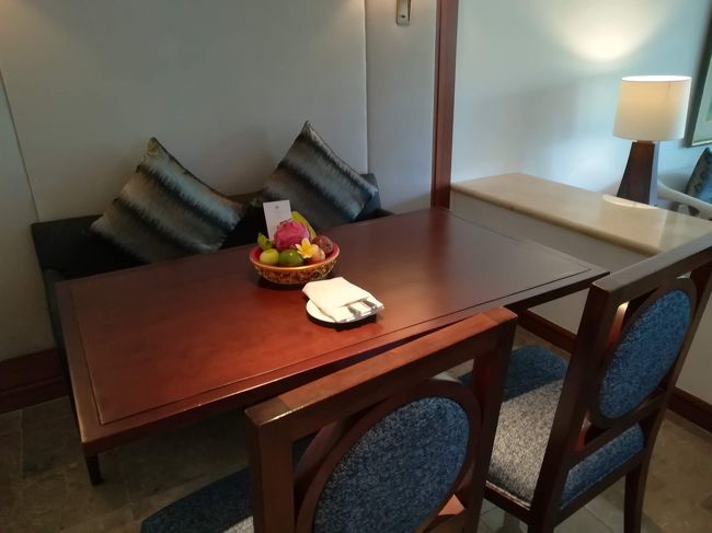 ダイニングテーブル