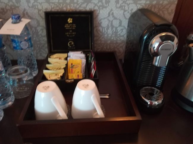 コーヒーセット<br /><br />お水はここに2本、洗面所に2本ありましたが、<br />何故か、4本も追加で持ってきてくれました。