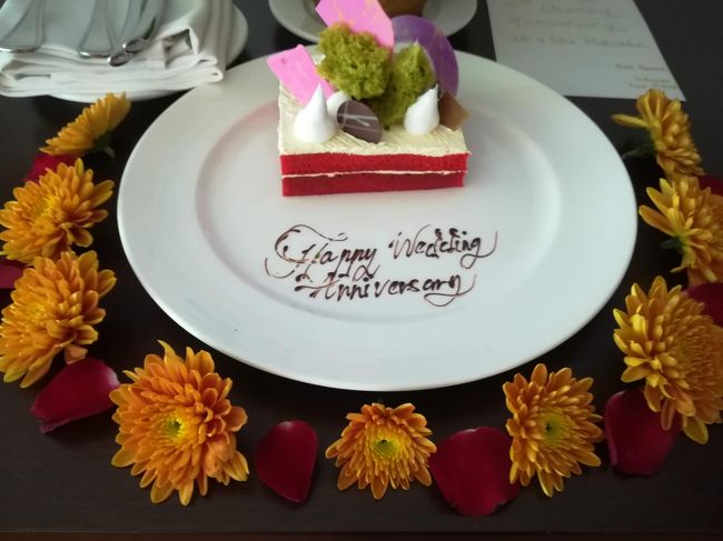 こちらもお祝いのプレゼントが！<br /><br />ケーキ、有難うございます。<br />チビチビ頂きます。