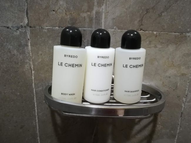 シャワーブースにあったシャンプー・コンディショナー・ボディーソープ
