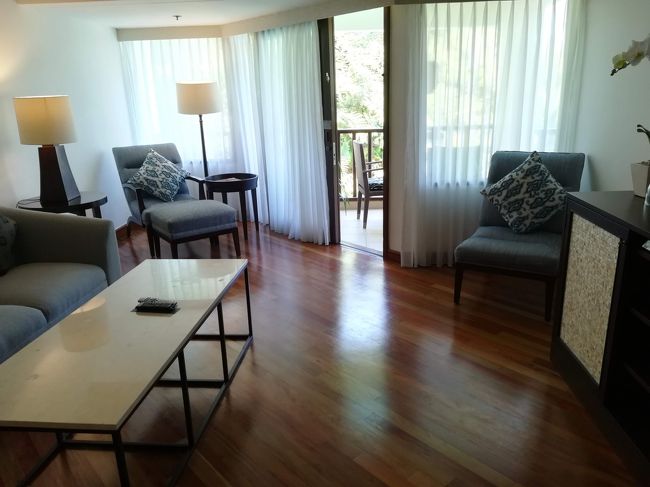 ちょっと引いて撮りました。<br /><br />空間も広いです。<br /><br />空いている扉の向こうは。。。