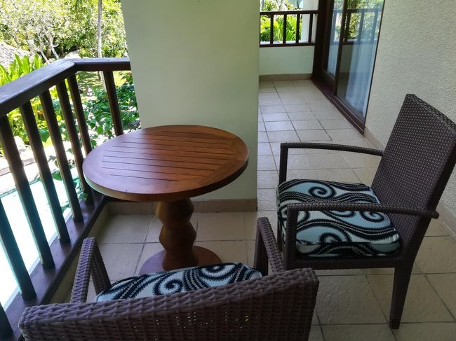 ベランダです。<br /><br />こちらもイスとテーブルあり。<br /><br />水着などを干す、物干し台もありました。