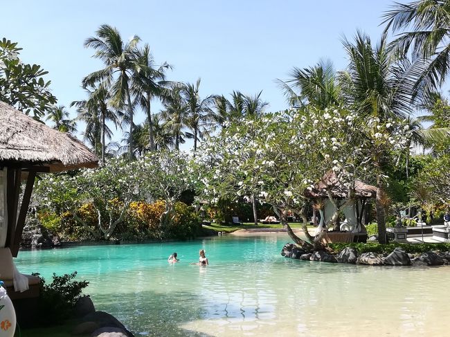 こちらは海を模したプール。<br /><br />入り口には砂を敷いてます。