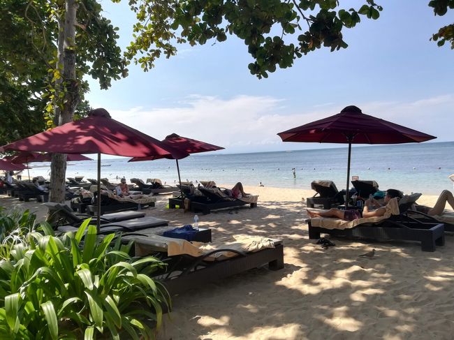 ビーチです。<br /><br />ビーチチェアーも一杯あります。