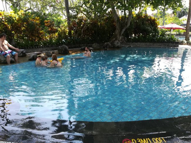 こちらは子供プールかな？<br /><br />見えにくいけど写真の下0.3ｍ/1.00FTってなってますよね。