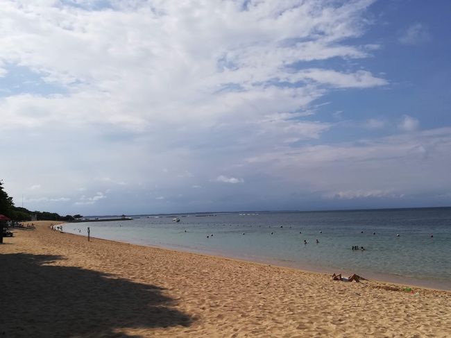 立ち位置からの左の方向<br /><br />ずっとビーチが続きます。