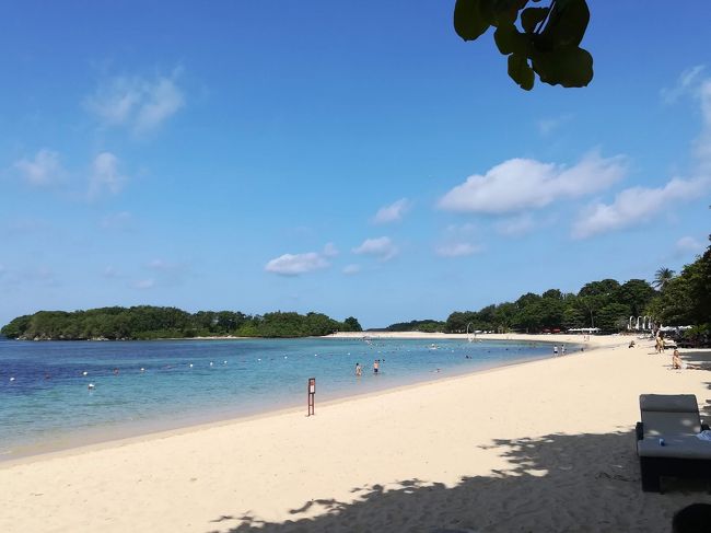 立ち位置からの右の方向<br /><br />こちら砂浜が続きます。<br /><br />同じ砂浜ですが、白砂とゴールデン砂と色が違うのは何でだろ？