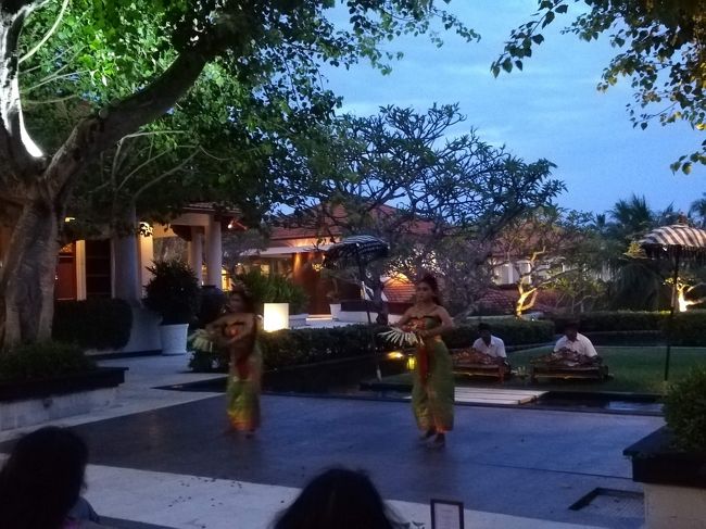 さて、ゴルフコースから主人も戻ってきて、夕方になったので、晩御飯でも食べに行こうかな！<br /><br />ロビーに向かって歩いていくと、ダンスを披露してました。