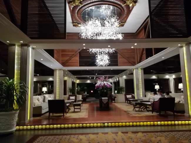 夜のロビー<br /><br />ちょっと歪んでる（＾＾；）