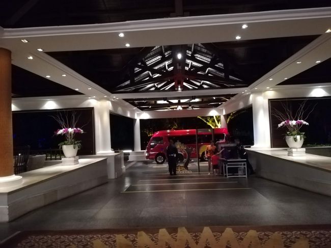 振り返ったらバリコレクションの送迎のバスが到着していました。<br /><br />右端のレーンはセキュリティのレーン。<br />こちらで飛行機に乗る時みたいに毎回荷物チェックと人の持ち物チェックされます。<br /><br />バリ島ではテロ爆破事件があってから大型ホテルや公共の大きなスーパーとかもチェックされますね。