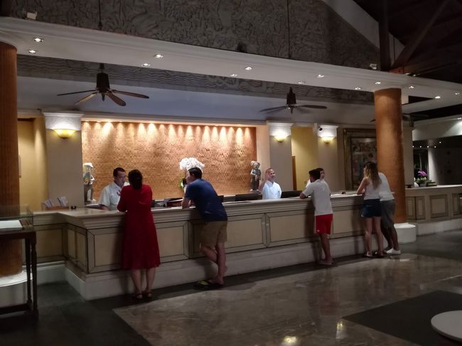 晩ご飯食べた後なので21時は回っていたと思うけど、結構人いてますね。<br />今からチェックインかしら？