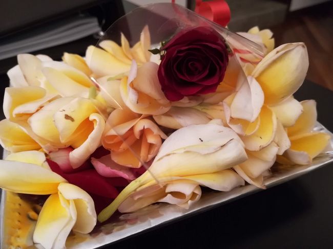 お部屋に帰ってきました。<br /><br />ベッドの上にデコレーションして下さってたお花、ちょっとよそに避けました。<br />フラワーバスでもしようかな！