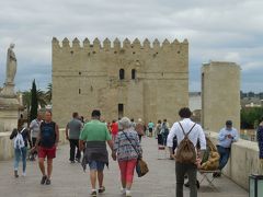 　橋の対岸入口にあるカラオールの塔は、ローマ橋を守るための要塞です。