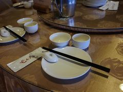 九&#20221;に着くと、まずはセットの夕食です。
同じツアー参加者（全員日本人）と１０名程度で１テーブルにつき、食事を分け合います。
感じの良い方ばかりのテーブルで、少し会話をしながら過ごしました。