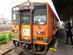 津軽鉄道とは跨線橋で結ばれてそのままホームへ行けます。

１１：１４発　普通列車津軽中里行きに乗車します～、時刻表ではＪＲに接続しているようです。
オレンジカラーの明るい列車は、津軽２１形気動車です。

＊詳細はクチコミでお願いします