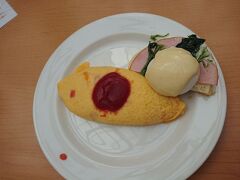 モッツアレラチーズを入れて作ってもらったオムレツとエッグベネディクト。

マンゴーアイスも食べて今日も元気にスタートです！