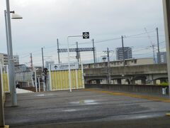 名古屋駅に戻って、今回の旅で初めてJRにちょっと乗り勝川駅にやってきました。

旅がスタートした昨日は私鉄4社を通り。そして今朝はさらに2社に乗って合計私鉄6社に乗った後で、
この旅で初のJR。
ちなみに初めてJRに乗る時に名古屋駅改札で駅員さんに、「中央本線の中津川駅から先は運航停止していますが、よろしいですか？」と言われました。
台風の影響にしては早いなと思ったら、後でトンネルの火災の影響だとわかりました。

そしてすぐにココから、
JRを含めれば8社目の東海交通事業に乗り込みます。

しかし時刻表の地図とは異なり城北線勝川駅はJR中央本線の駅とはかなり離れていました。