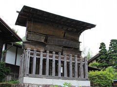 高札は今日でいう「官報掲示板」で、江戸時代の姿を復元しました。 幕府が庶民に対し、禁制や法度等を示したものです。 お上のご威光そのままに、人々を見下ろすように高札が掲げられています。