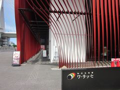 駅前を通り越してベイエリアに建つ「ねぶたの家ワ・ラッセ」に来ました。

青森ねぶた祭の歴史や展示、その魅力などを紹介する体験型博物館と言ったところでしょうか？…。