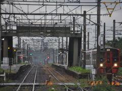 　中原駅で上り電車とすれ違い