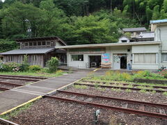 宇和島から1時間ちょっと、10:45に今日のチャリ旅のスタート地点、江川崎に到着!!

山あいの静かな駅です